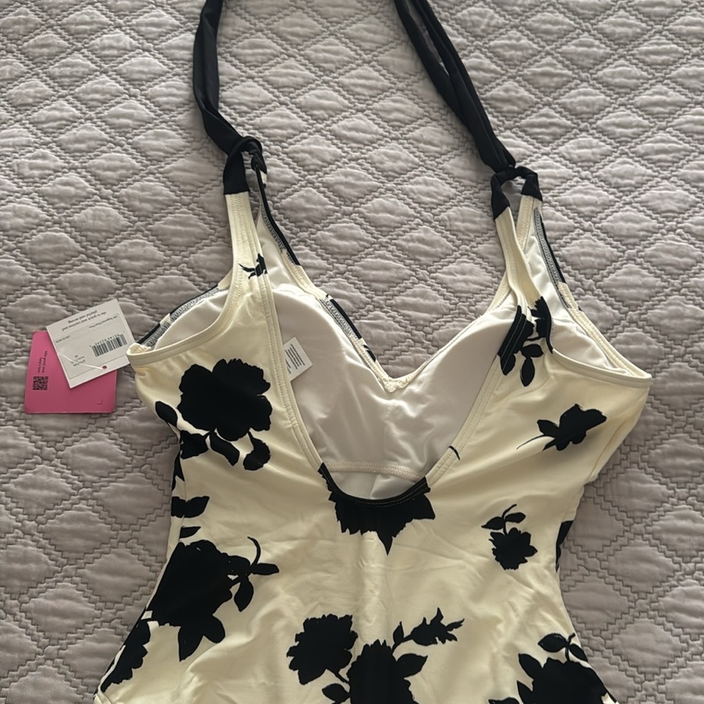 KATE SPADE ONE PIECE SWIMSUIT,
Perfect for summer getaways and trips - Picture 8 of 9